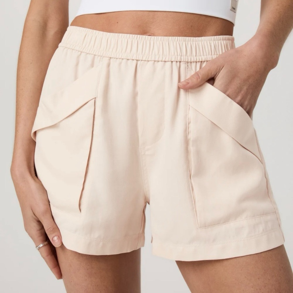 NWOT Vuori Women's Cargo Shorts in Cream Trestles Twill Sand Dollar Medium M